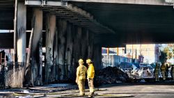 CNNE 1507887 - autopista en los angeles permanece cerrada tras incendio