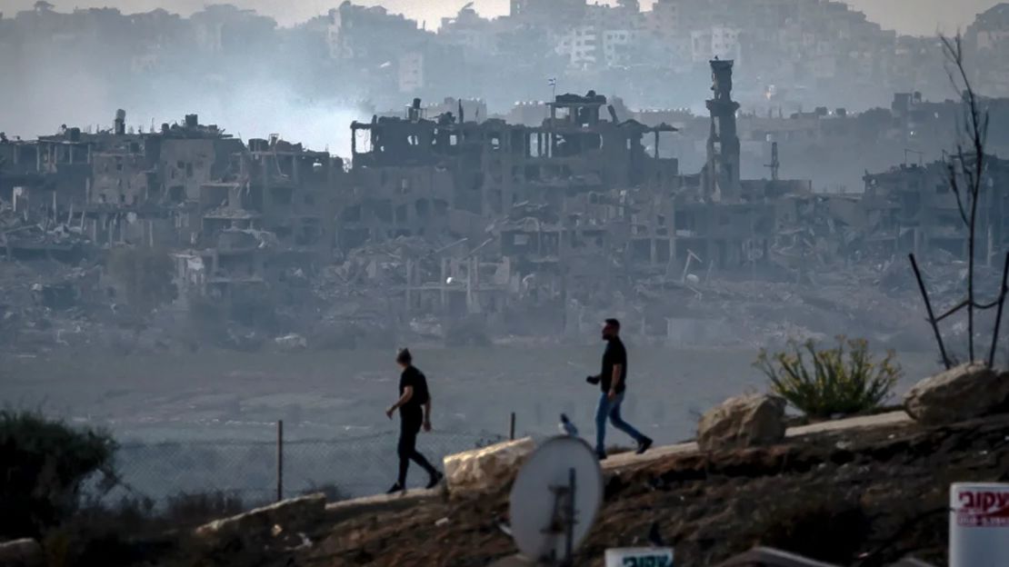 Hombres caminan a lo largo de la frontera de Gaza en el sur de Israel el 13 de noviembre de 2023. Zonas del territorio densamente poblado han sido objeto de implacables bombardeos israelíes.