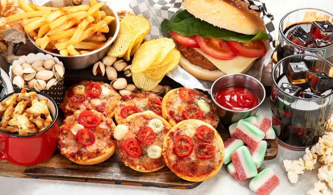 Las bebidas azucaradas y con sabor artificial y las carnes ultraprocesadas, como las salchichas, se relacionaron significativamente con el desarrollo de cáncer y otras enfermedades. Crédito: bit245/iStockphoto/Getty Images