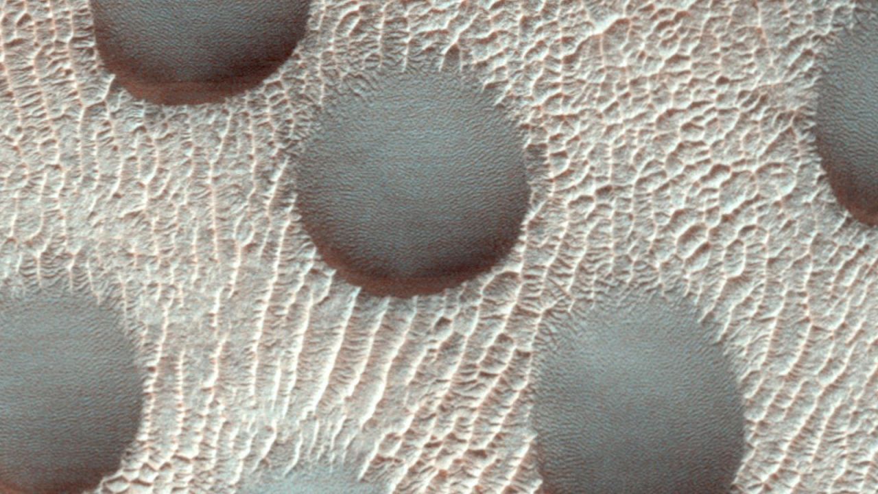 CNNE 1508220 - hipnotizantes dunas circulares en marte son la imagen de la semana de la nasa