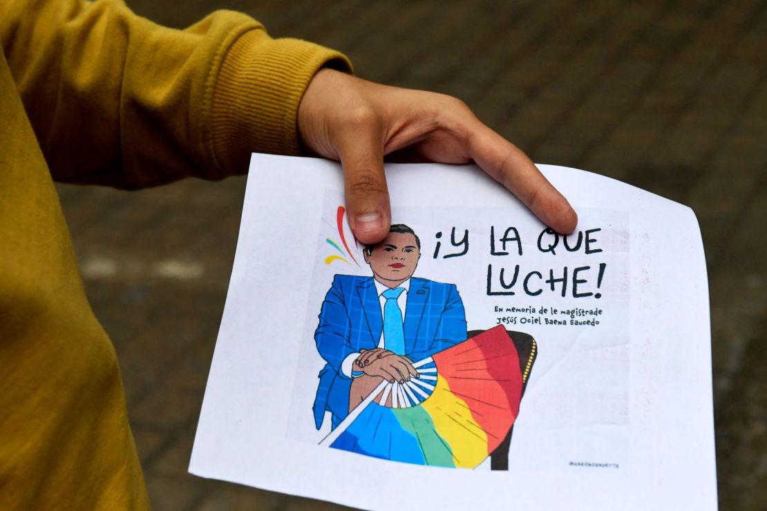 Un estudiante sostiene un cartel durante una ofrenda en honor a Jesús Ociel Baena en la Facultad de Ciencias Políticas y Sociales de la Universidad Nacional Autónoma de México, en Ciudad de México, el 14 de noviembre de 2023.