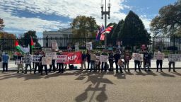  del Partido de la Justicia Nacional, un grupo antisemita, se manifestaron frente a la Casa Blanca el mes pasado y alabaron a Hamas.