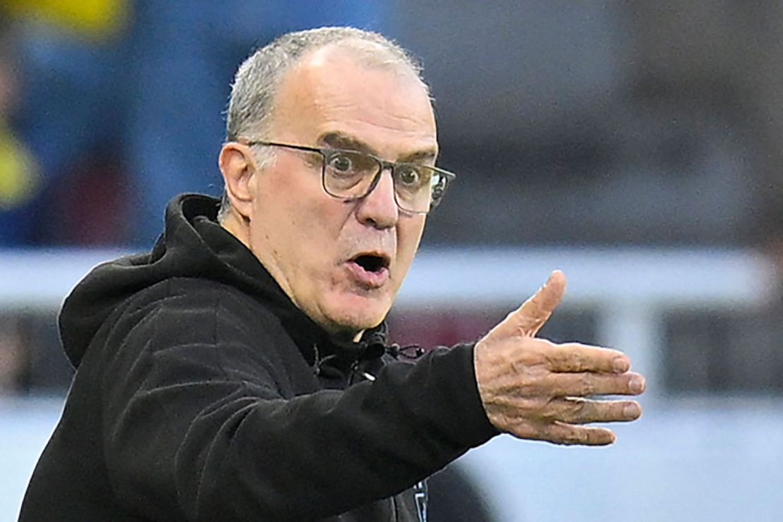 El entrenador de Uruguay, el argentino Marcelo Bielsa, gesticula durante el partido de fútbol de las eliminatorias sudamericanas de la Copa Mundial de la FIFA 2026 entre Ecuador y Uruguay, en el estadio Rodrigo Paz Delgado de Quito, el 12 de septiembre de 2023.