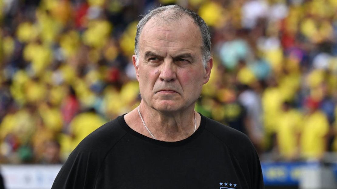 El entrenador de Uruguay, el argentino Marcelo Bielsa, gesticula durante el partido de fútbol de clasificación sudamericana para la Copa Mundial de la FIFA 2026 entre Colombia y Uruguay en el Estadio Metropolitano Roberto Meléndez de Barranquilla, Colombia, el 12 de octubre de 2023.