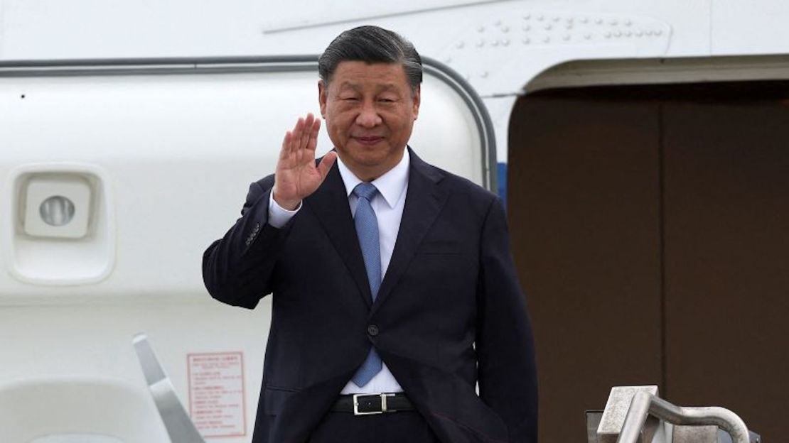 El líder chino Xi Jinping saluda a su llegada al Aeropuerto Internacional de San Francisco el 14 de noviembre de 2023.