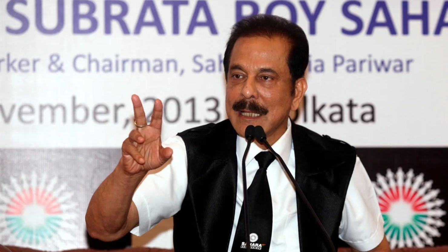 El presidente del Grupo Sahara, Subrata Roy, durante una conferencia de prensa en Calcuta el 29 de noviembre de 2013.