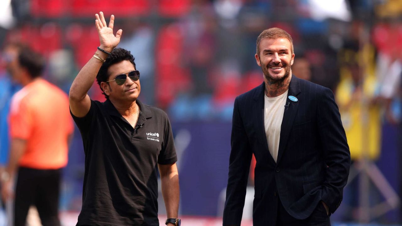 CNNE 1508680 - beckham aprovecha su paso por la india para jugar al criquet