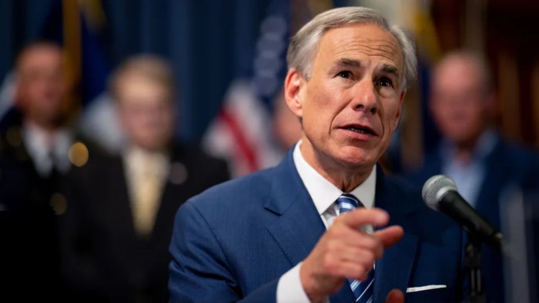 El gobernador de Texas, Greg Abbott, habla durante una conferencia de prensa en el Capitolio del Estado de Texas el 08 de junio 2023 en Austin, Texas.