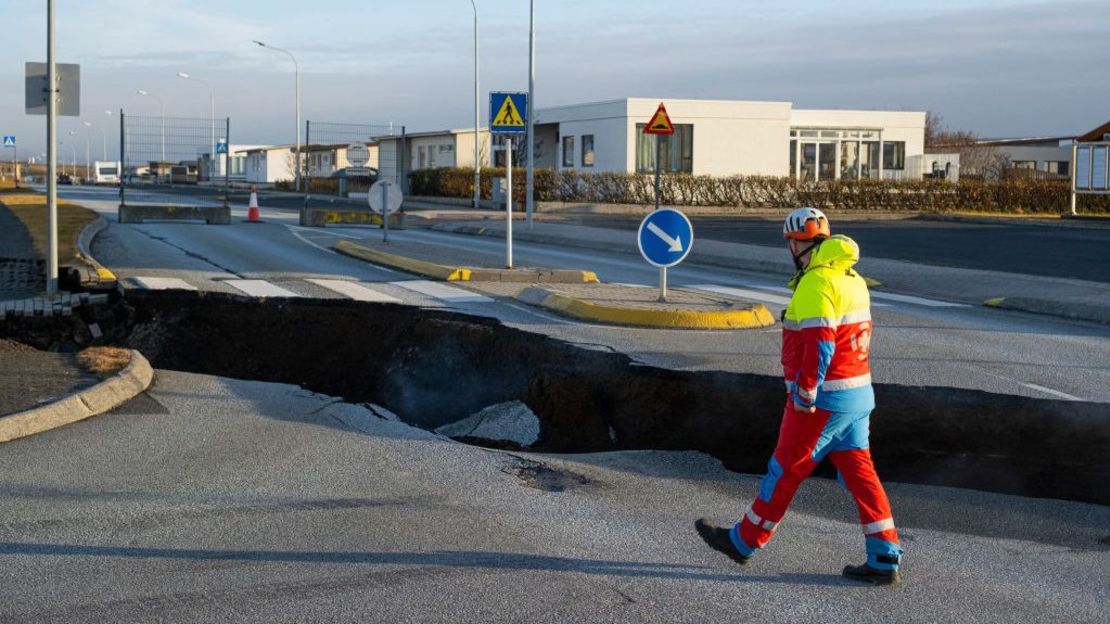 Un trabajador de emergencias cerca de la fisura en el aslfalto enGrindavik, el 13 de noviembre de 2023.