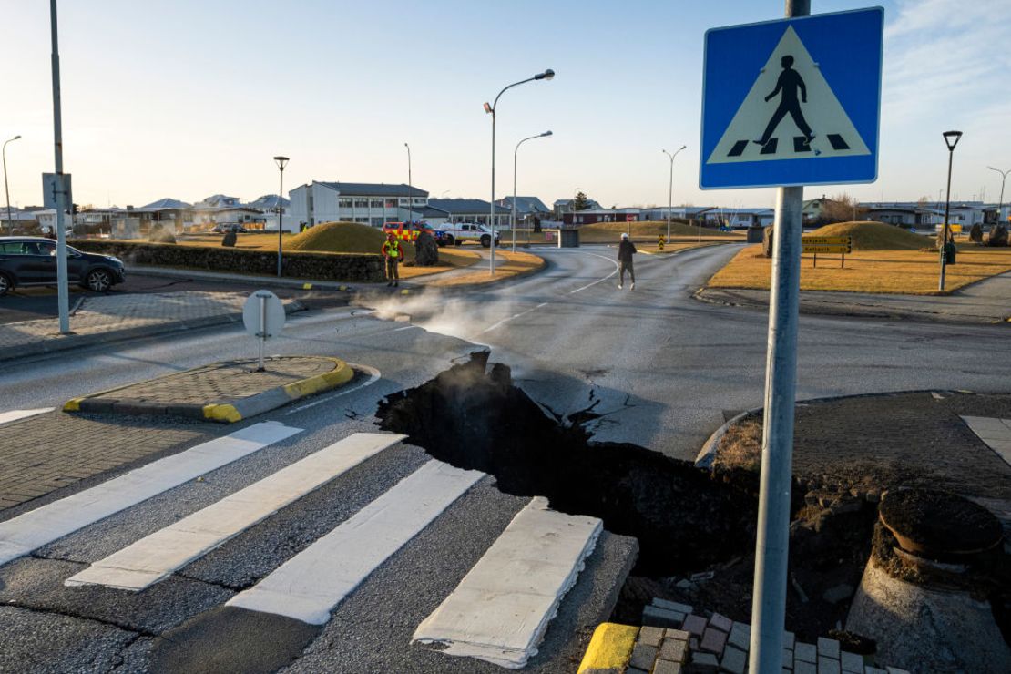 Una grieta en el asfalto de una calle de Grindavik, Islandia, el 13 de noviembre de 2023.