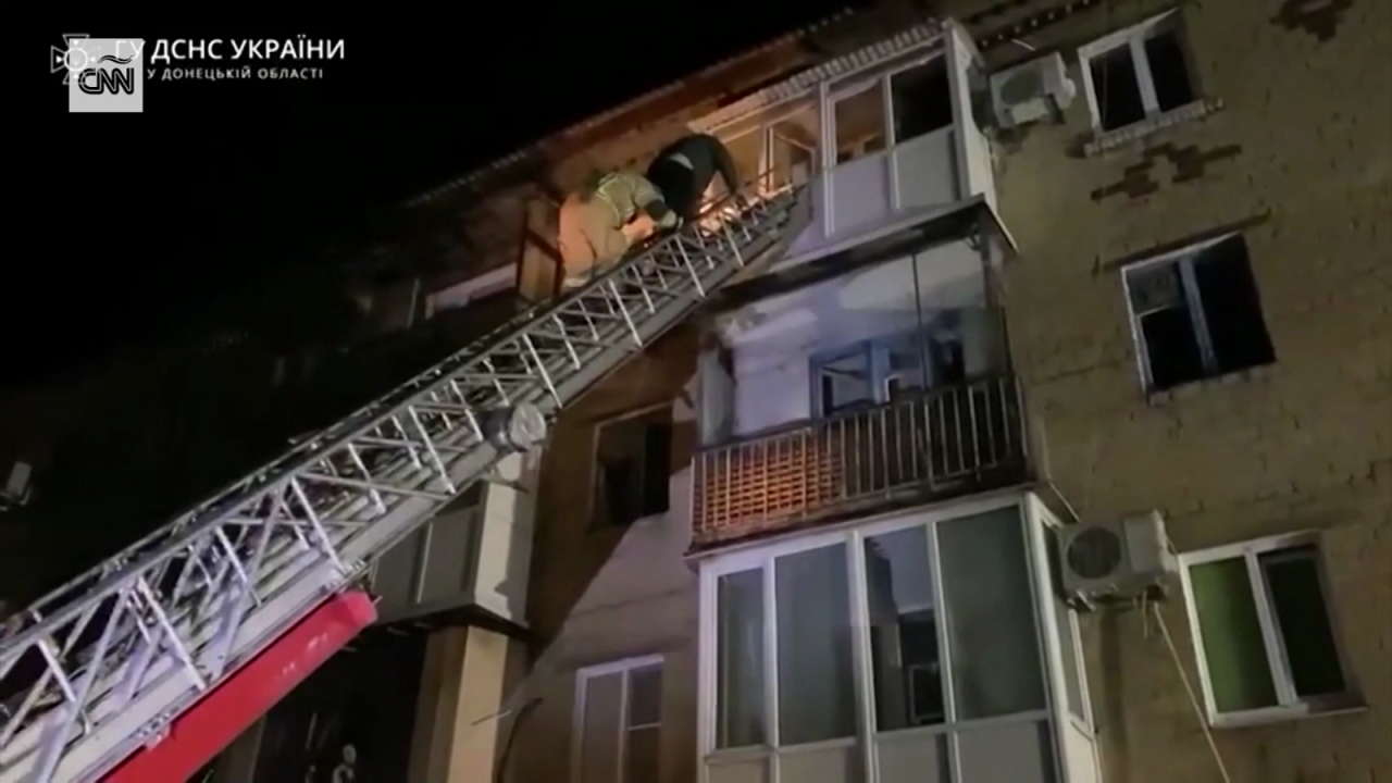 CNNE 1508769 - un muerto en un ataque contra un edificio de viviendas en ucrania