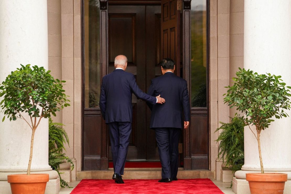 El presidente de Estados Unidos, Joe Biden, da la bienvenida al presidente chino Xi Jinping en la finca Filoli al margen de la cumbre de APEC, en Woodside, California, el miércoles.