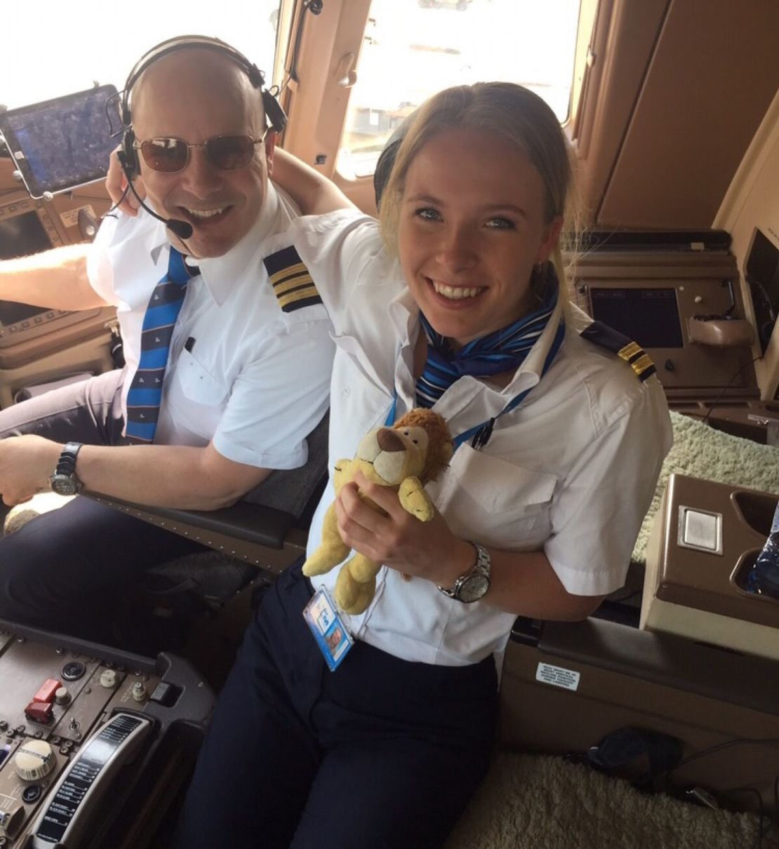 La foto recreada fue tomada en el primer viaje juntos de Jorrit y Jasmijn. Volaban en un Boeing 777 a Hong Kong.Crédito: Jorrit van Waalwijk van Doorn y Jasmijn van Waalwijk van Doorn