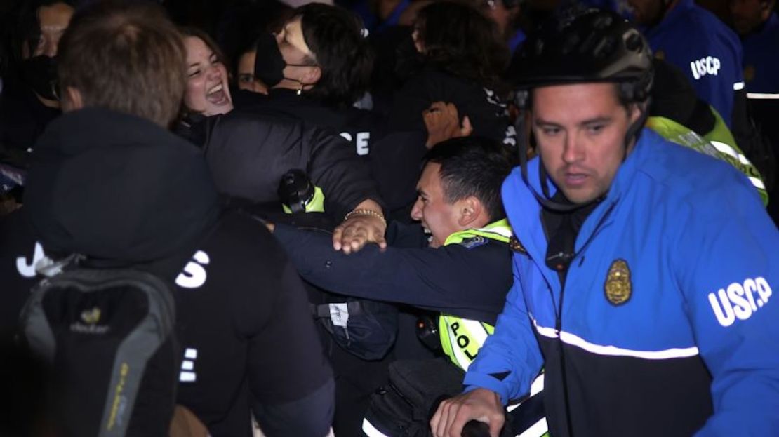 Miembros de la Policía del Capitolio de Estados Unidos apartan a manifestantes de la sede del Comité Nacional Demócrata durante una manifestación contra la guerra entre Israel y Hamas el 15 de noviembre de 2023, en el Capitolio de Washington.