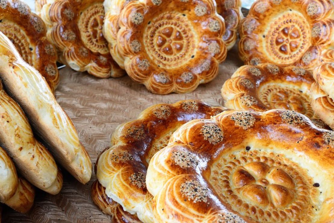 El obi non es un estilo de pan que se hace en un horno de barro, luego se estampa y se decora. Crédito: rchphoto/iStockphoto/Getty Images