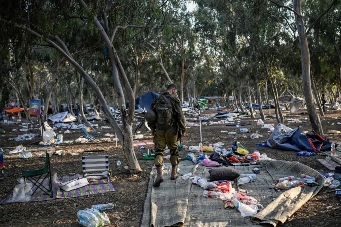 Un soldado israelí patrulla cerca del festival de música Nova, en el sur de Israel, donde se encontraron más de 260 cadáveres tras el ataque terrorista de Hamas. Crédito: Aris Messinis/AFP/Getty Images