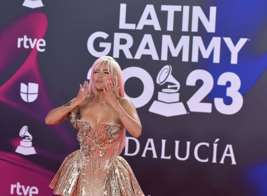 Karol G en la alfombra roja de los premios Latin Grammy 2023 en el Palacio de Congresos y Exposiciones FIBES el 16 de noviembre de 2023 en Sevilla, España.