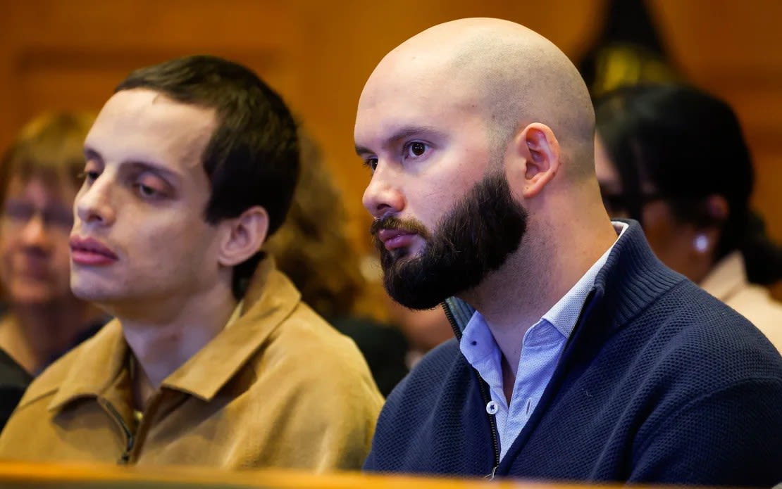 Christian Graber, a la derecha, el hijo mayor de la profesora de español asesinada Nohema Graber, escucha el testimonio durante la audiencia de sentencia de Jeremy Goodale en el tribunal del condado de Jefferson en Fairfield, Iowa. Crédito: Jim Slosiarek/The Gazette vía AP