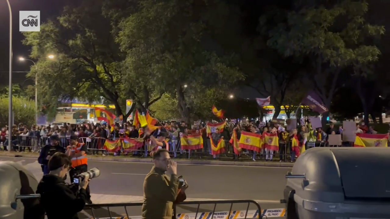 CNNE 1509396 - protestan contra el presidente sanchez afuera de los latin grammy