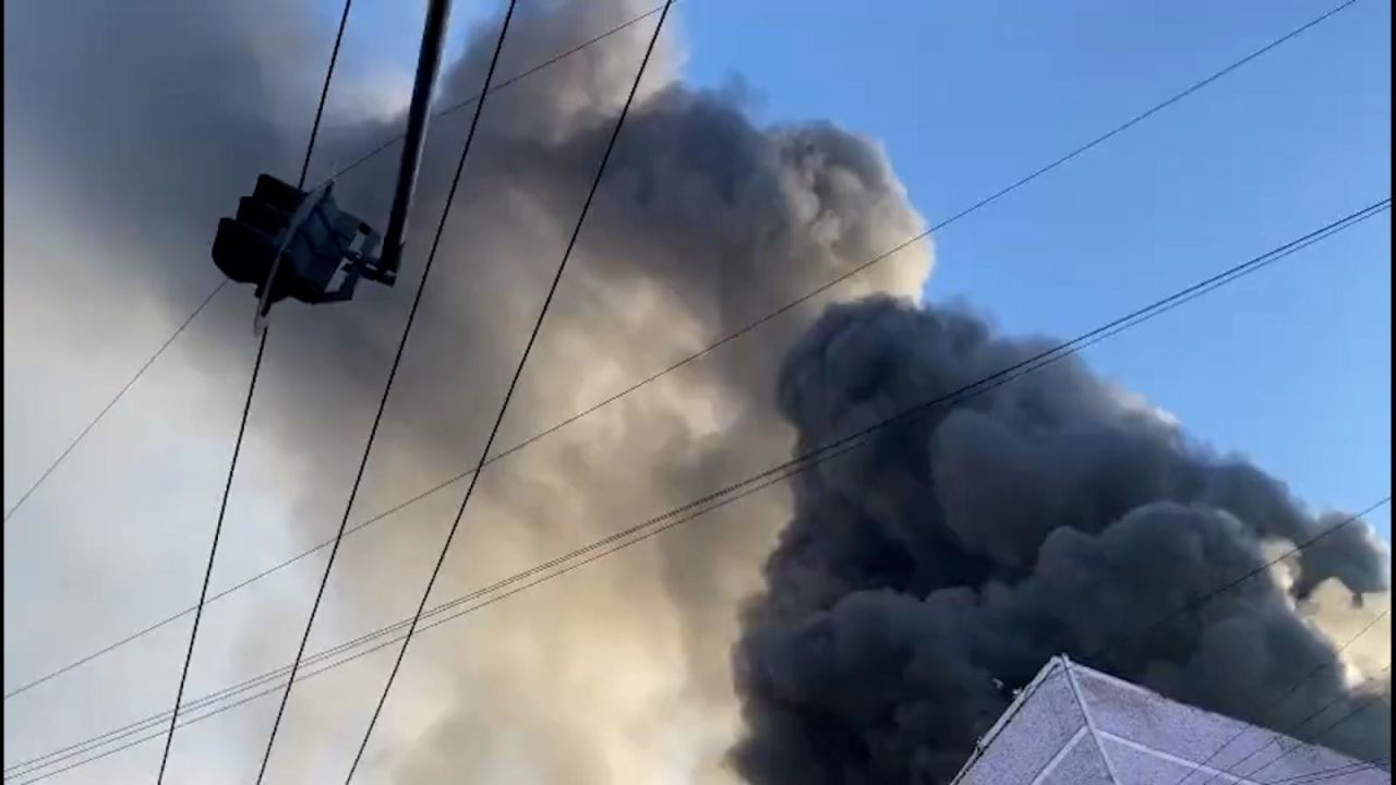 CNNE 1509510 - primeras imagenes de un incendio en bodega de la ciudad de mexico