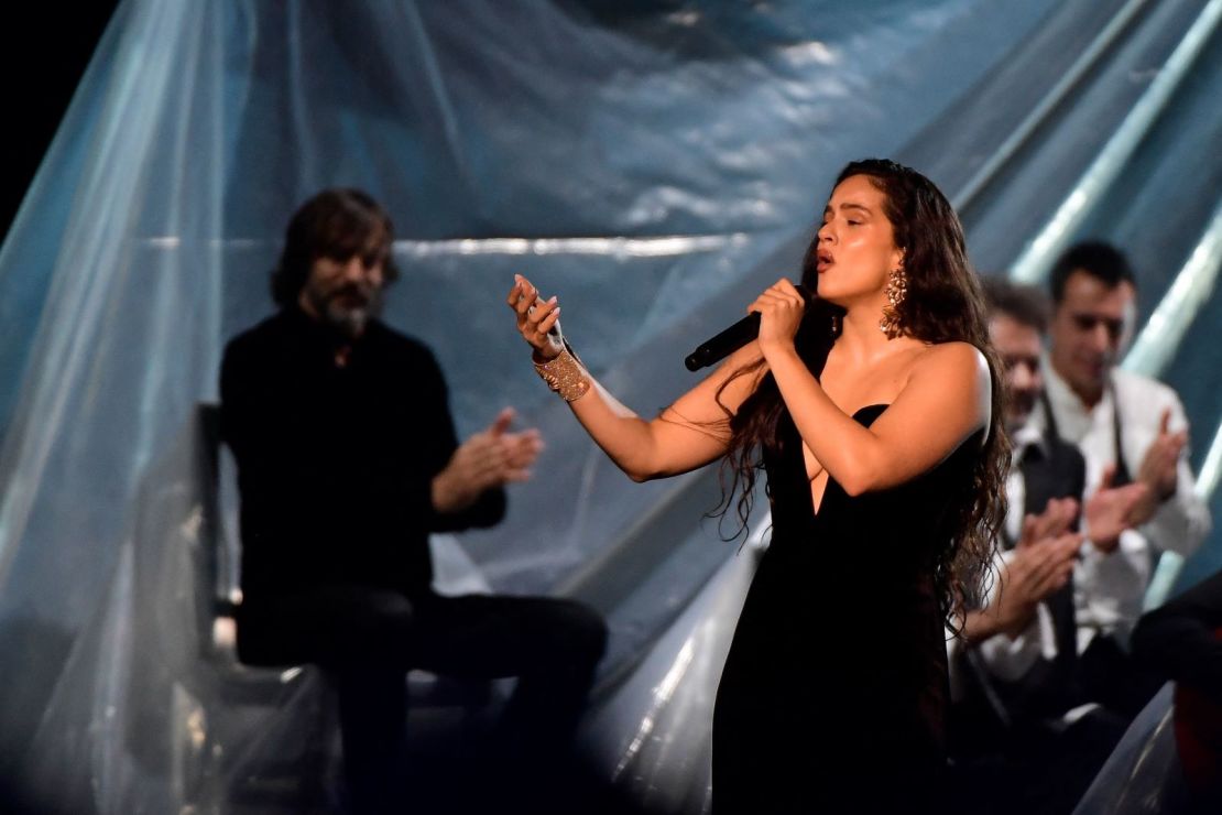 La cantante española Rosalía durante la 24ª ceremonia anual de los Premios Grammy Latinos en el Centro de Exposiciones y Conferencias (FIBES) de Sevilla el 16 de noviembre de 2023.