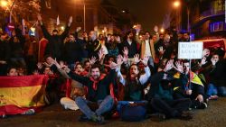 CNNE 1509562 - protestas contra pedro sanchez a horas de jurar el cargo