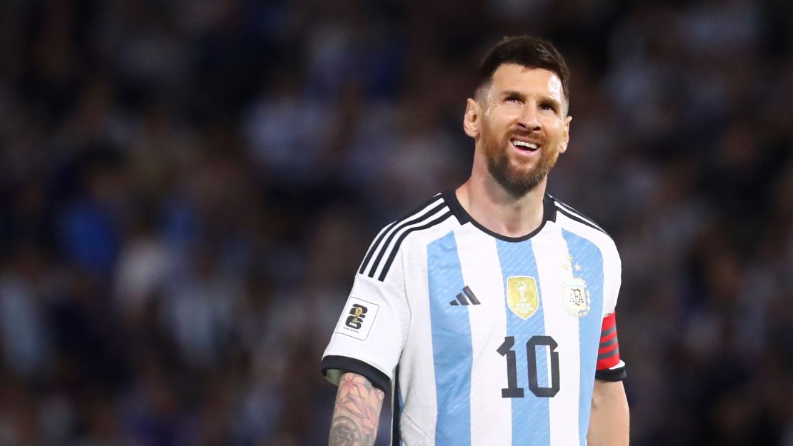 Lionel Messi de Argentina reacciona durante un partido de clasificación para la Copa Mundial de la FIFA 2026 entre Argentina y Uruguay el 16 de noviembre de 2023 en Buenos Aires, Argentina. Crédito: Marcos Brindici/Getty Images.