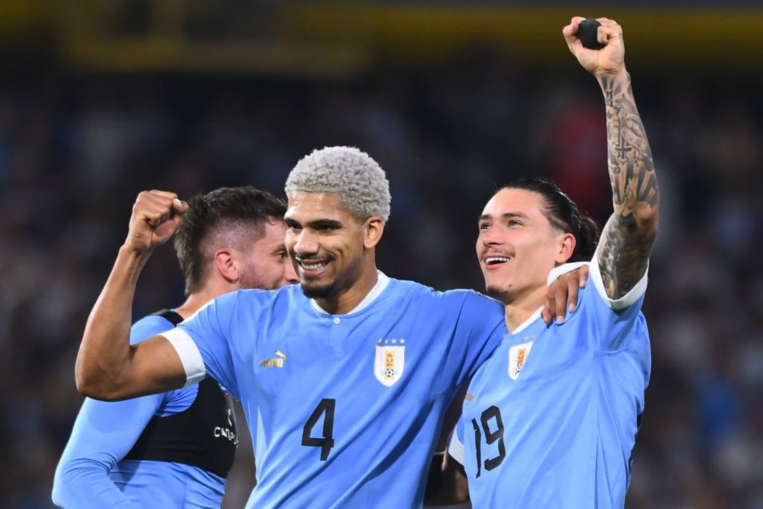 Ronald Araújo y Darwin Núñez de Uruguay celebran después de ganar un partido de clasificación para la Copa Mundial de la FIFA 2026 entre Argentina y Uruguay en el Estadio Alberto J. Armando el 16 de noviembre de 2023 en Buenos Aires, Argentina. Crédito: Rodrigo Valle/Getty Images.