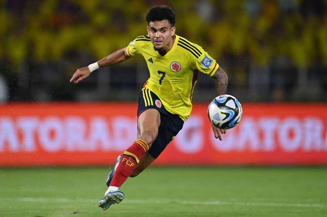 El delantero colombiano Luis Díaz mira el balón durante el partido entre Colombia y Brasil en el Estadio Metropolitano Roberto Meléndez en Barranquilla, Colombia, el 16 de noviembre de 2023. Crédito: JUAN BARRETO/AFP vía Getty Images.