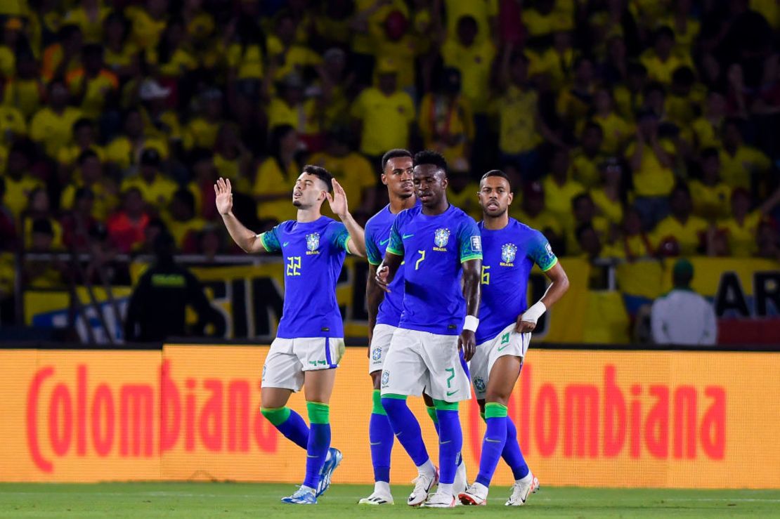 Gabriel Martinelli de Brasil celebra con sus compañeros después de anotar el primer gol del equipo el 16 de noviembre de 2023 en Barranquilla, Colombia. Crédito: Gabriel Aponte/Getty Images.