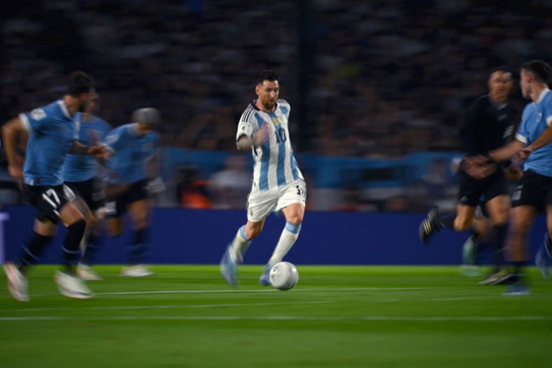 El argentino Lionel Messi controla el balón durante el partido de fútbol de clasificación sudamericano para la Copa Mundial de la FIFA 2026 entre Argentina y Uruguay en el estadio La Bombonera de Buenos Aires el 16 de noviembre de 2023. Crédito: LUIS ROBAYO/AFP vía Getty Images.