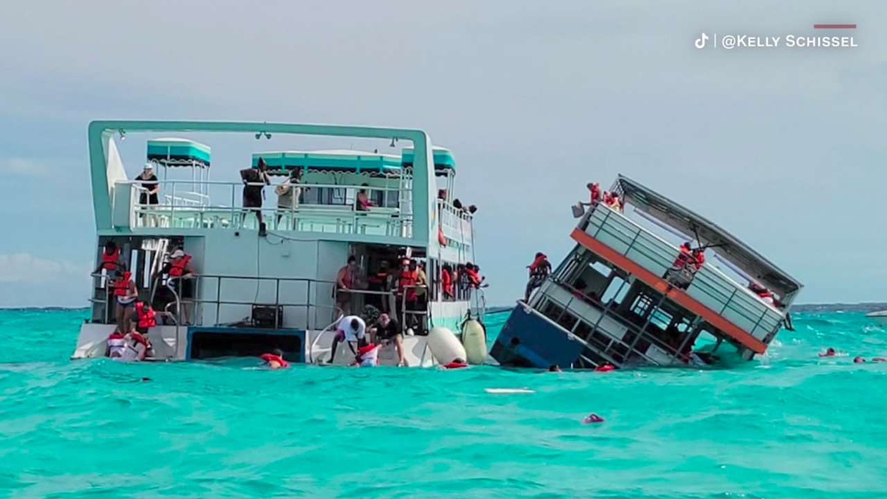 CNNE 1509866 - pasajera capta momento en que barco se comienza a hundir