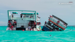 CNNE 1509866 - pasajera capta momento en que barco se comienza a hundir