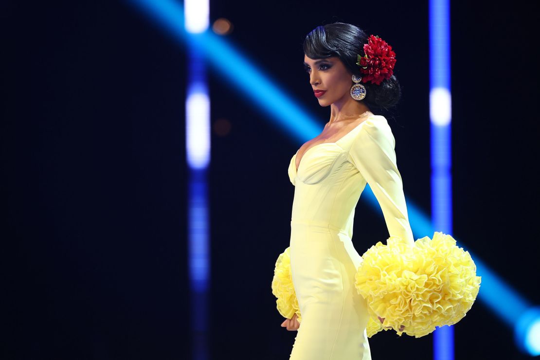 La paleta de colores del vestido de inspiración flamenca de Miss España, que presentaba dramáticos puños con volantes y una larga cola, se inspiró en los claveles.