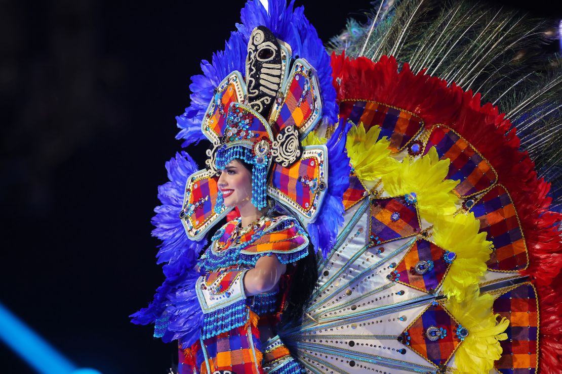 Miss Honduras rindió homenaje al pueblo Lenca y su artesanía y arte indígena, habilidades que han sobrevivido durante siglos gracias a la historia oral y la tradición ancestral. Los paneles de su intrincado traje de plumas, cuentas y bordados revelaban retratos de algunos de los artesanos.