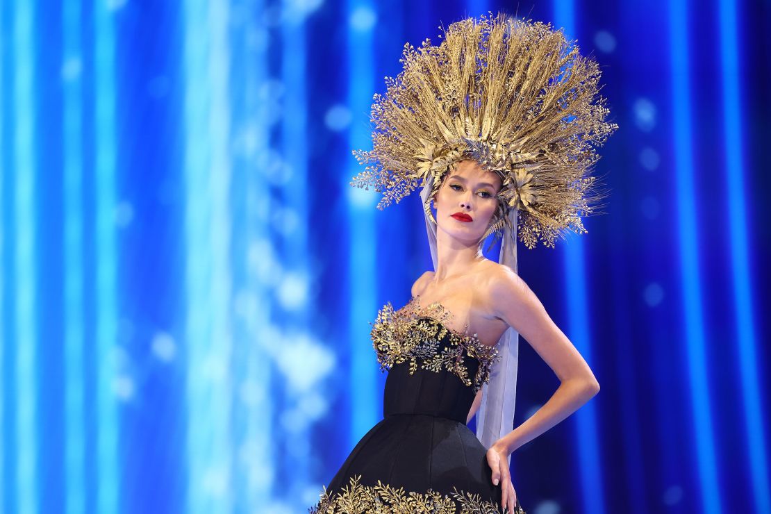 El traje de Miss Eslovaquia presentaba un tocado ornamentado elaborado con paja.