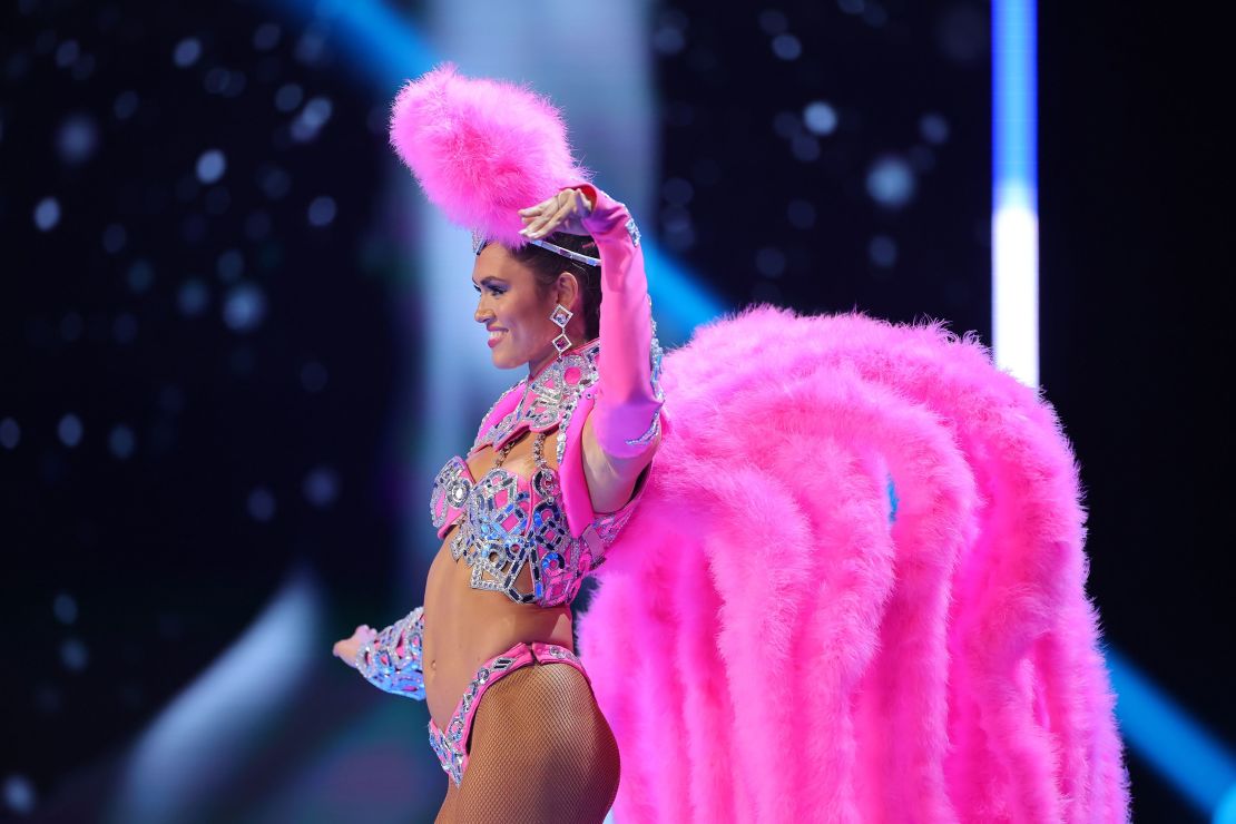 Fiel a su forma para la competencia, Miss Francia se aventuró en el departamento de vestuario del Moulin Rouge.