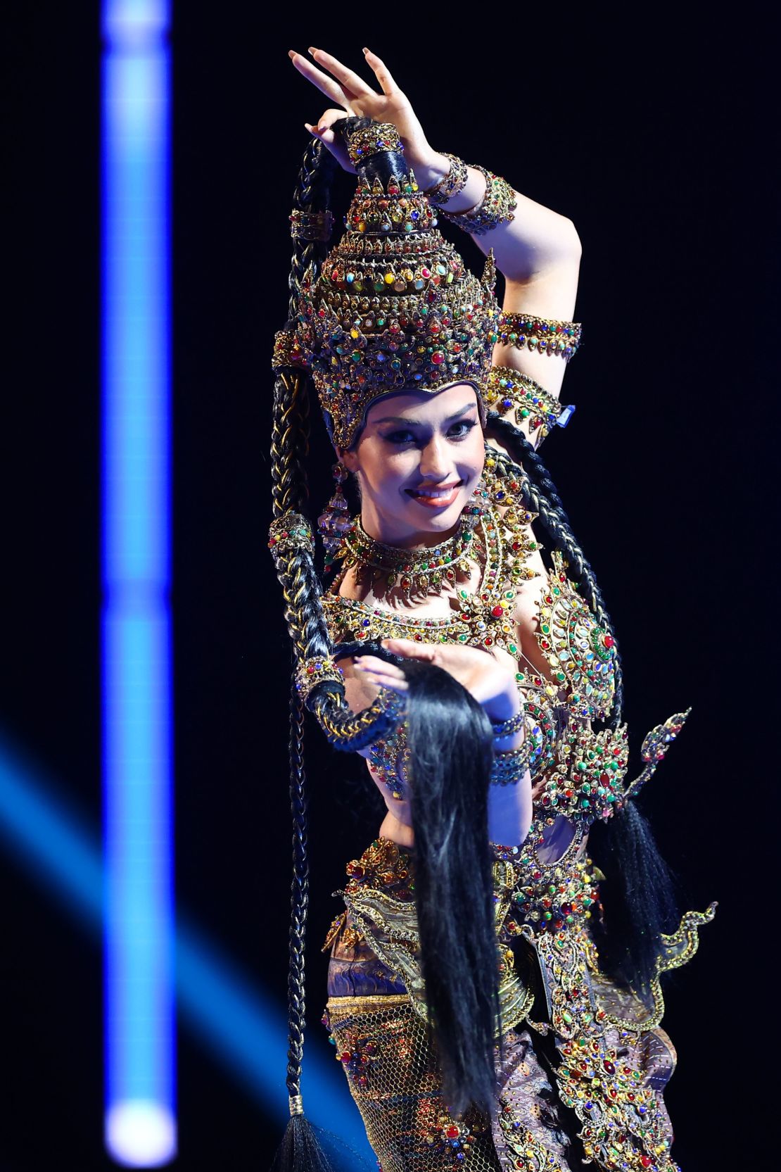 Miss Tailandia, Anntonia Porsild, con un traje intrincadamente elaborado.