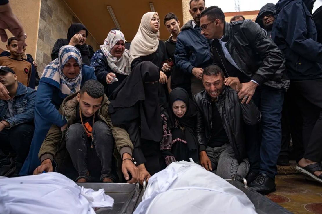 Palestinos lloran a familiares muertos en el bombardeo israelí de Gaza, en el hospital de Khan Younis el 15 de noviembre. Crédito: Fatima Shbair/AP