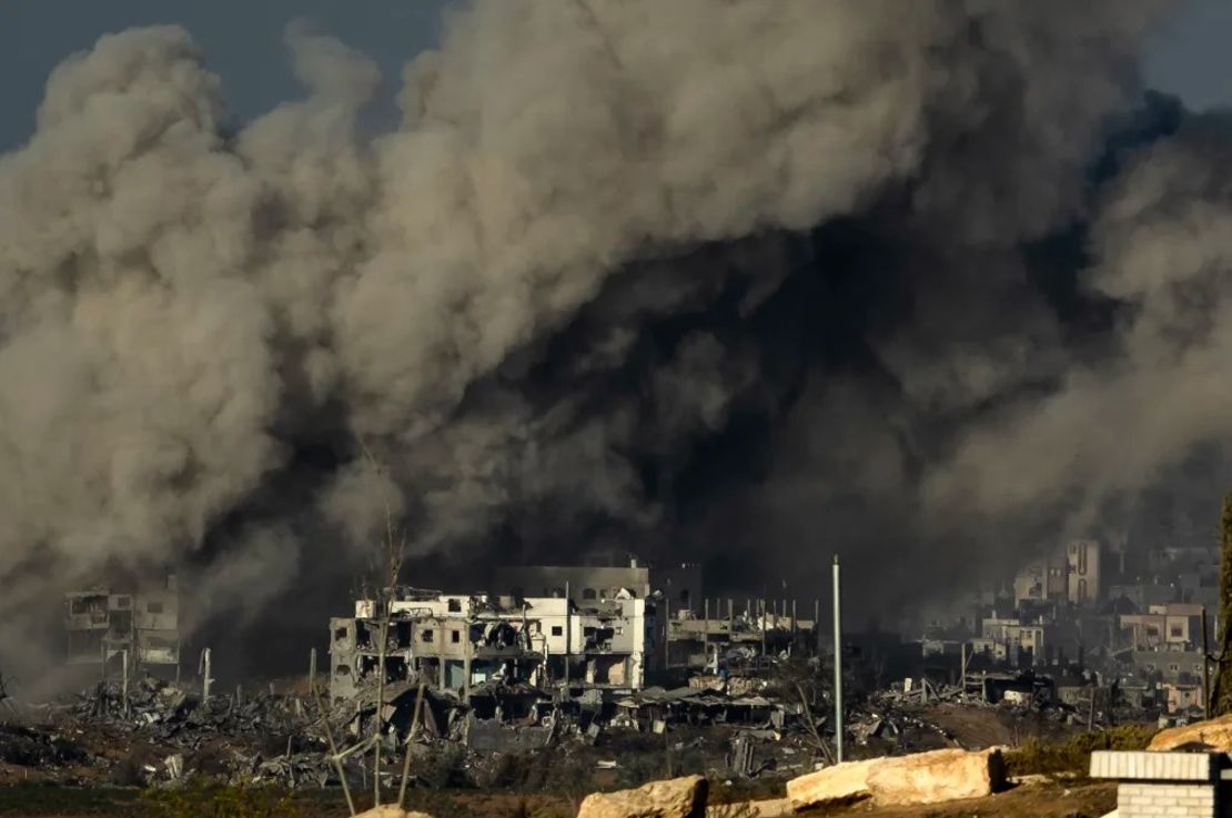 Se levanta humo durante un bombardeo militar israelí sobre el norte de Gaza el 15 de noviembre. Crédito: Fadel Senna/AFP/Getty Images