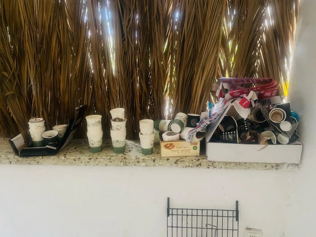 Cinco familias que viven en un apartamento con Fatma Ashour recogen objetos como tazas de café viejas y cartón para alimentar el fuego y poder cocinar en Khan Younis, en el sur de Gaza.