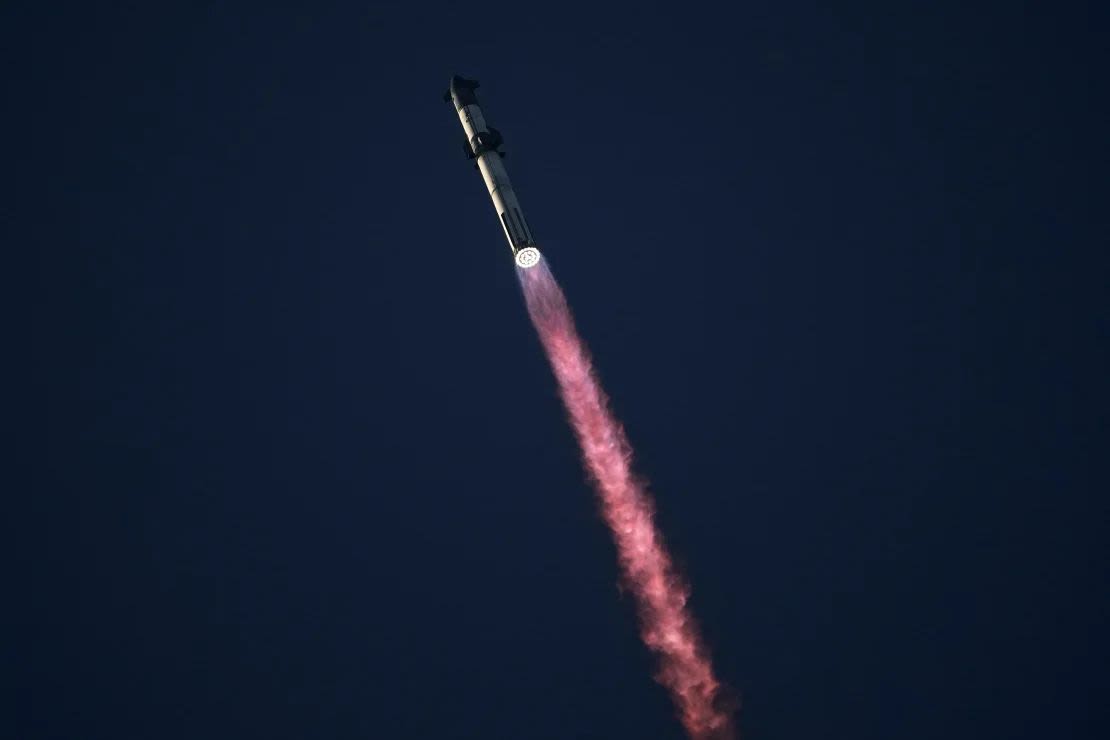 La nave Starship de SpaceX se lanza en su segundo vuelo de prueba desde las instalaciones de Starbase en Boca Chica, Texas, el sábado por la mañana. El propulsor del cohete y luego la nave espacial se perdieron poco después del despegue.