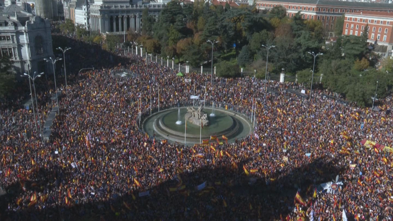 CNNE 1510350 - miles protestan contra la amnistia a separatistas catalanes en madrid