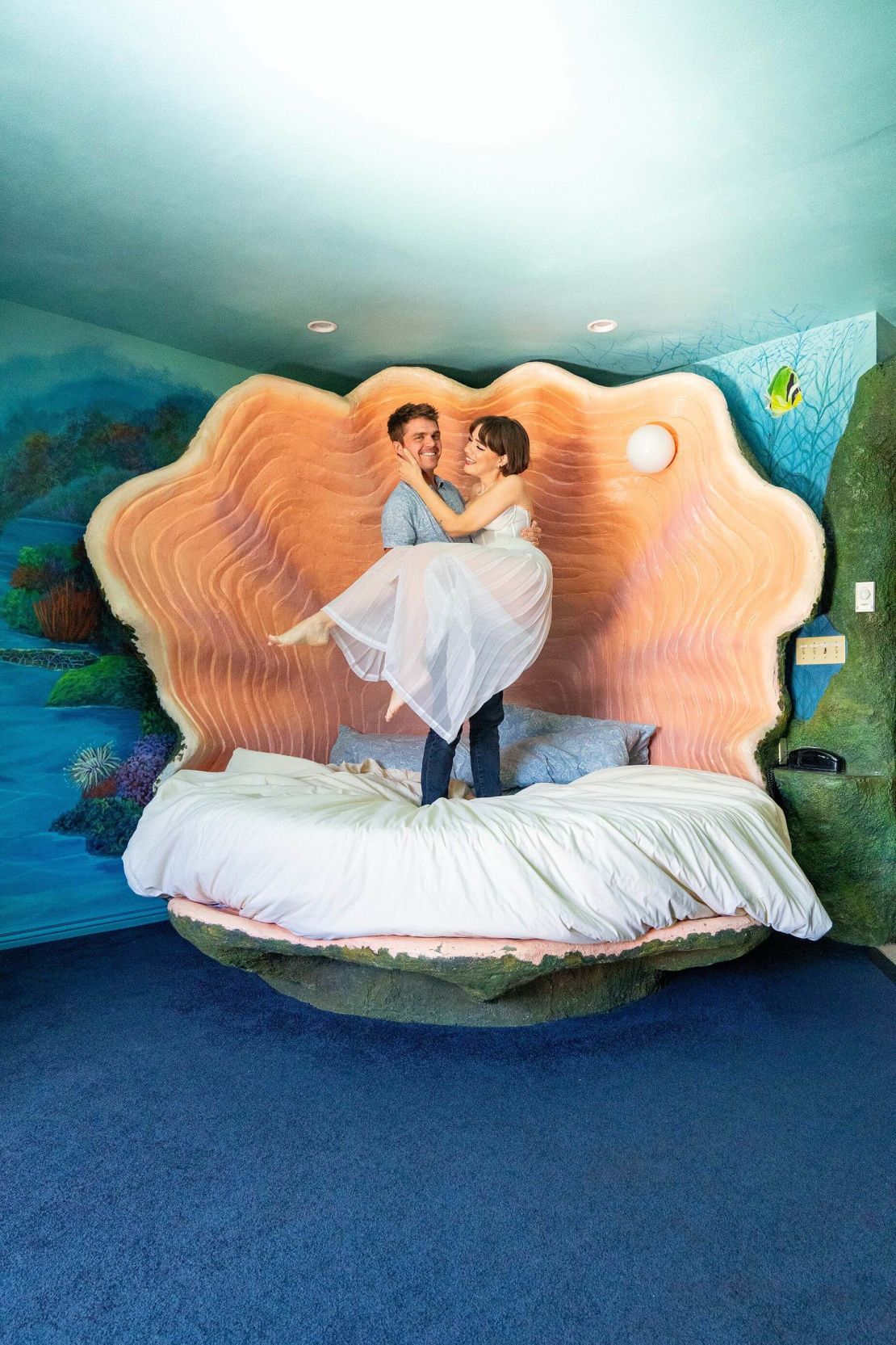 Margaret y Corey posando en la suite Sea Cave en el Black Swan Inn en Idaho.