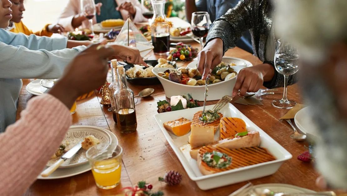 Los padres pueden desempeñar un papel activo para ayudar a los adolescentes a elaborar una narrativa emocionalmente más saludable sobre sus hábitos alimentarios.}