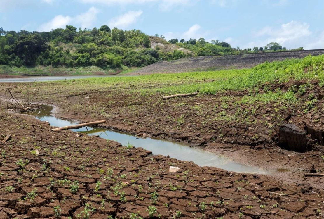 Un embalse seco en Dzoumogne, en la isla francesa de Mayotte, en el Océano Índico, el 15 de octubre de 2023.