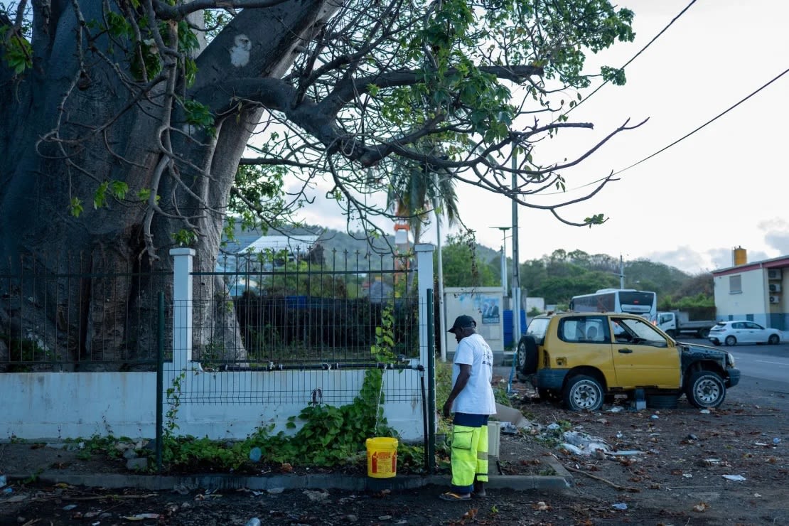 Un hombre llena un balde con agua en Dzaoudzi, en la isla francesa de Mayotte, en el Océano Índico, el 7 de noviembre de 2023.