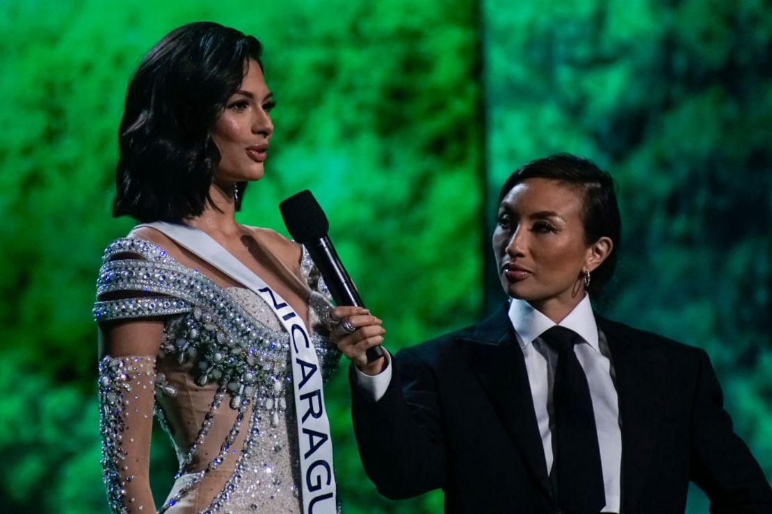 Miss Nicaragua Sheynnis Palacios habla durante la edición 72 de Miss Universo en el Gimnasio Nacional José Adolfo Pineda el 18 de noviembre de 2023 en San Salvador, El Salvador.