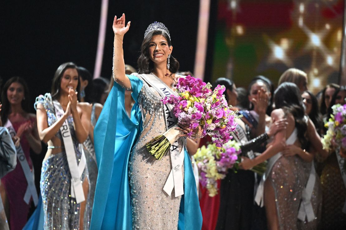 Palacios, recién coronada, saluda al público presente en la final de Miss Universo.