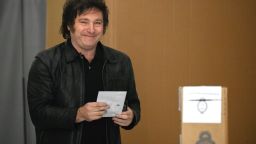 El congresista argentino y candidato presidencial de la Alianza Avanza La Libertad Javier Milei hace gestos antes de emitir su voto en un colegio electoral en Buenos Aires, durante la segunda vuelta de las elecciones presidenciales el 19 de noviembre de 2023.